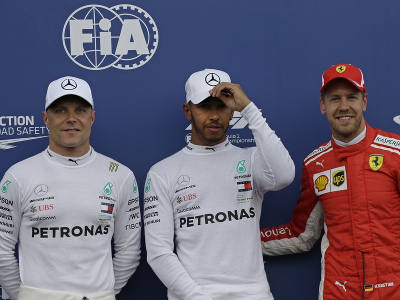 Zľava Bottas, Hamilton a Vettel