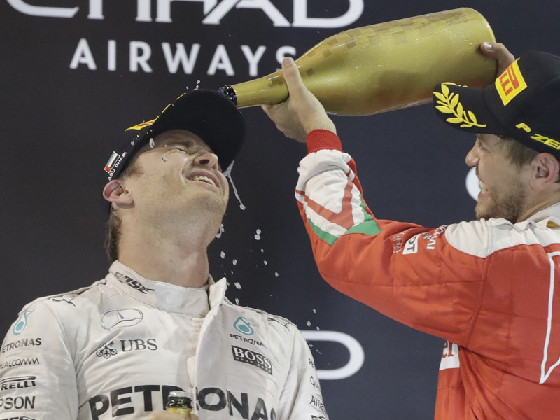 Víťazné oslavy na póidiu Nico Rosberg a Sebastian Vettel (vpravo)