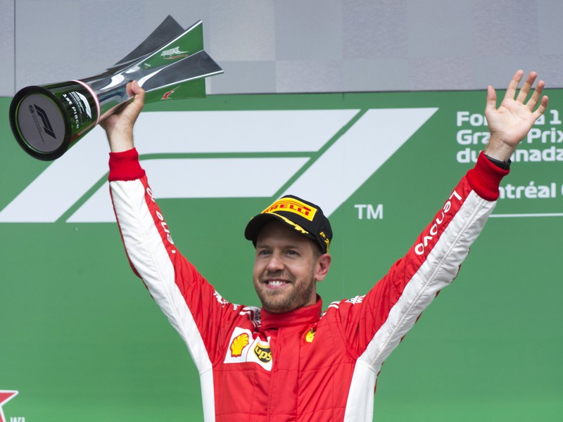 Nemecký jazdec F1 na Ferrari Sebastian Vettel oslavuje víťazstvo na Veľkej cene Kanady