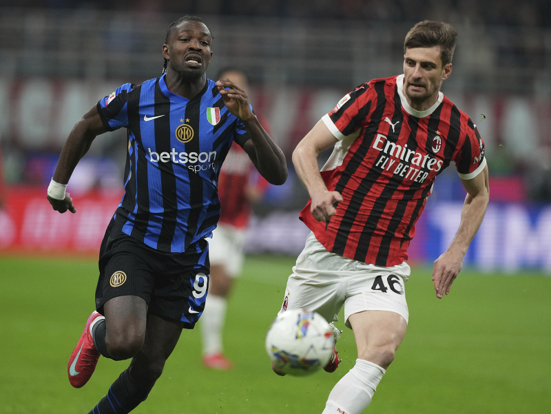 Hráč Interu Miláno Marcus Thuram (vľavo) bojuje o loptu s Matteom Gabbiom z AC Miláno 