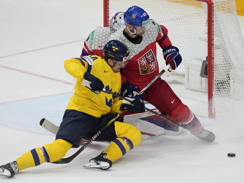 Jan Rutta a Joel Erikson Ek v súboji o puk