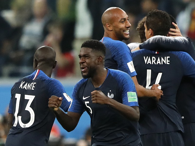 Samuel Umtiti a jeho víťazná radosť so spoluhráčmi