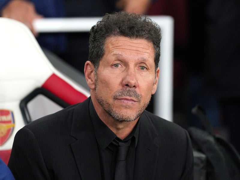 Tréner Atlética Madrid Diego Simeone sedí na lavičke pred odvetou