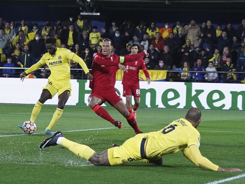 Vľavo hráč Villarrealu Boulaye Dia strieľa úvodný gól v odvete semifinále Ligy majstrov vo futbale Villarreal CF - FC Liverpool
