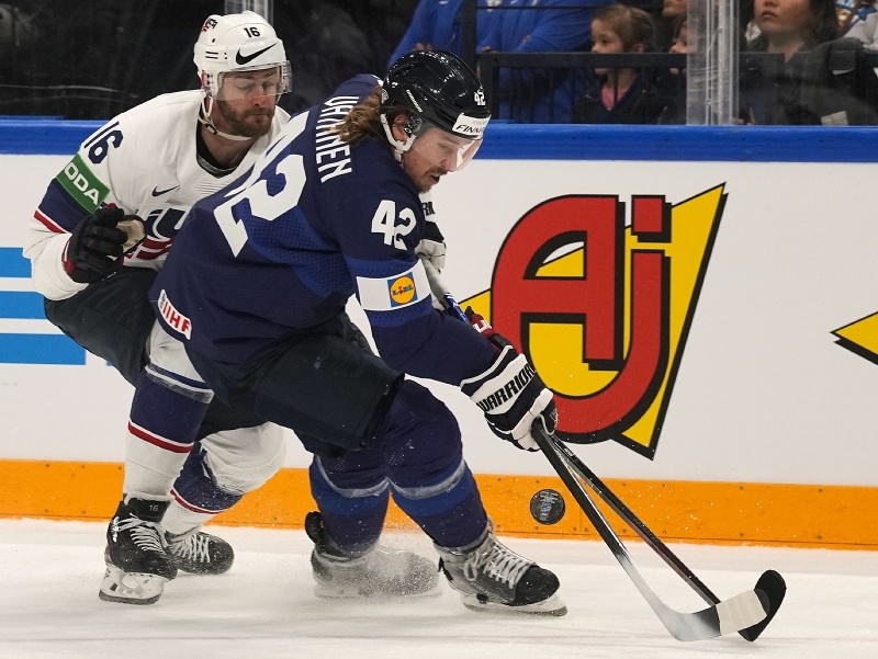 Fínsky hráč Sami Vatanen  a hráč USA Austin Watson