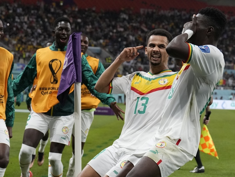 Senegalský hráč Ismaila Sarr (vpravo) sa teší z gólu 