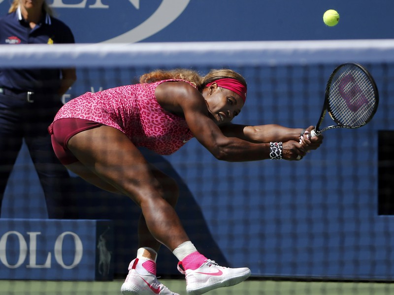 Serena Williams vracia strelu počas zápasu
