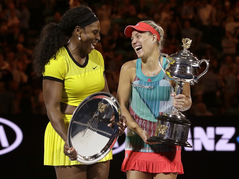 Serena Williamsová a Angelique Kerberová so svojimi trofejami