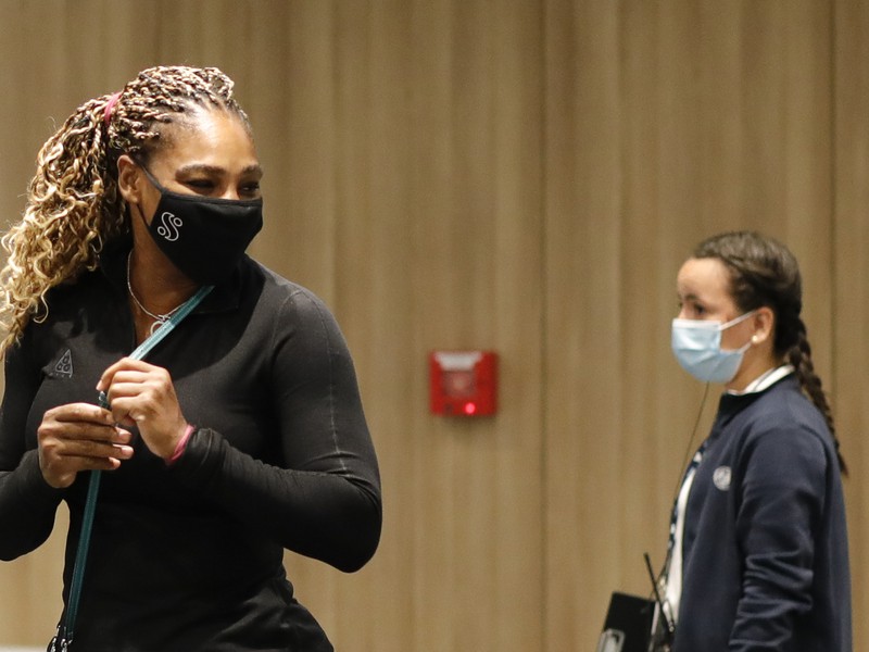 Americká tenistka Serena Williamsová odchádza z tlačovej konferencie po odstúpení pre zranenie achilovky z grandslamového Roland Garros