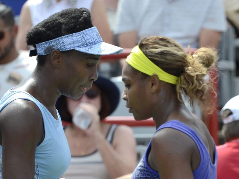 Venus a Serena Williamsové počas spoločného zápasu v semifinále Rogers Cupu