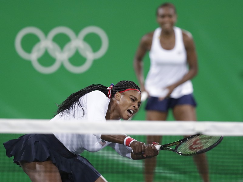Serena a Venus Williamsové prehrali v úvode štvorhry