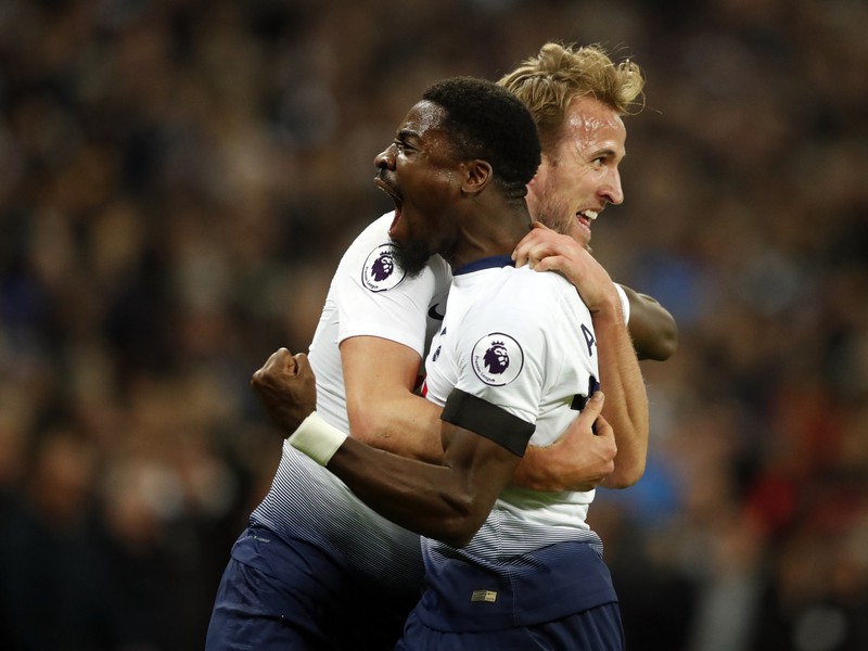 Harry Kane a Serge Aurier oslavujú gól