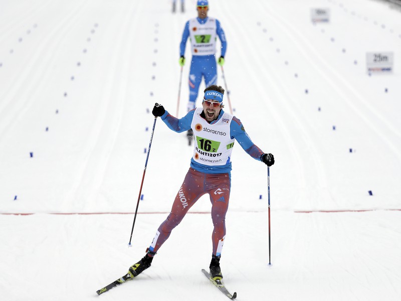 Ruský bežec Sergej Usťugov oslavuje víťazstvo v tímovom šprinte mužov 6x1,3 km klasicky na MS v Lahti 26. februára 2017