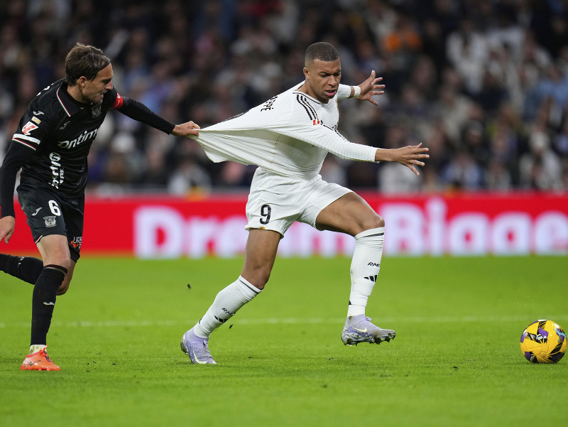Sergio González a Kylian Mbappé v súboji o loptu