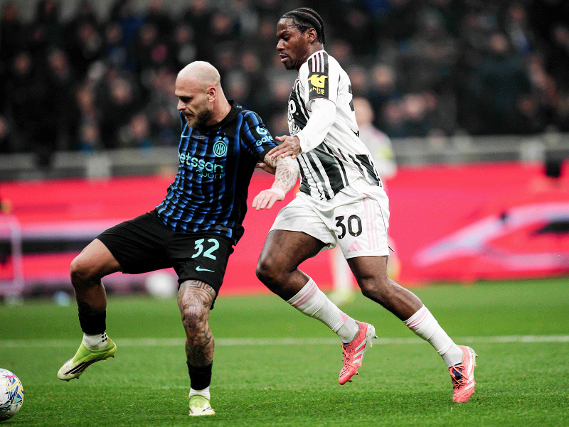 Federico Dimarco z Interu Miláno (vľavo) bojuje o loptu s Jonathanom Davidom z Juventusu
