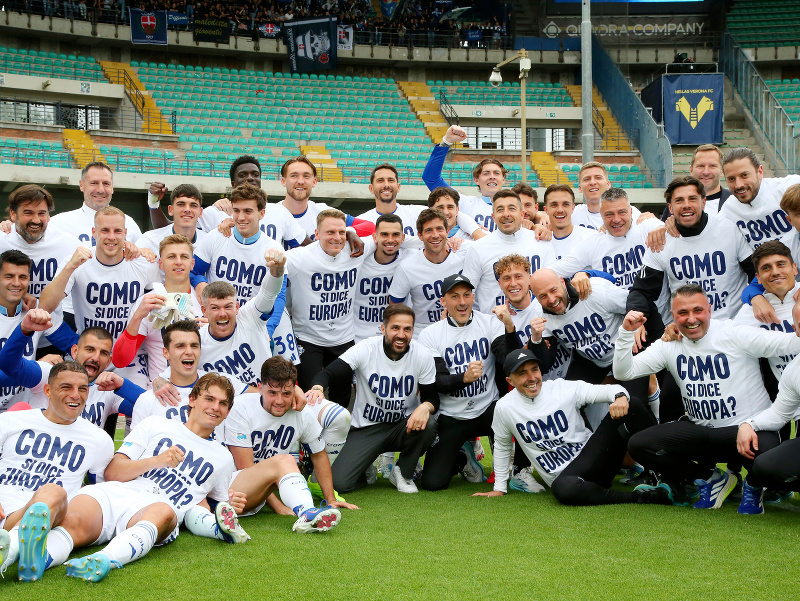 Oslavujúci futbalisti Coma