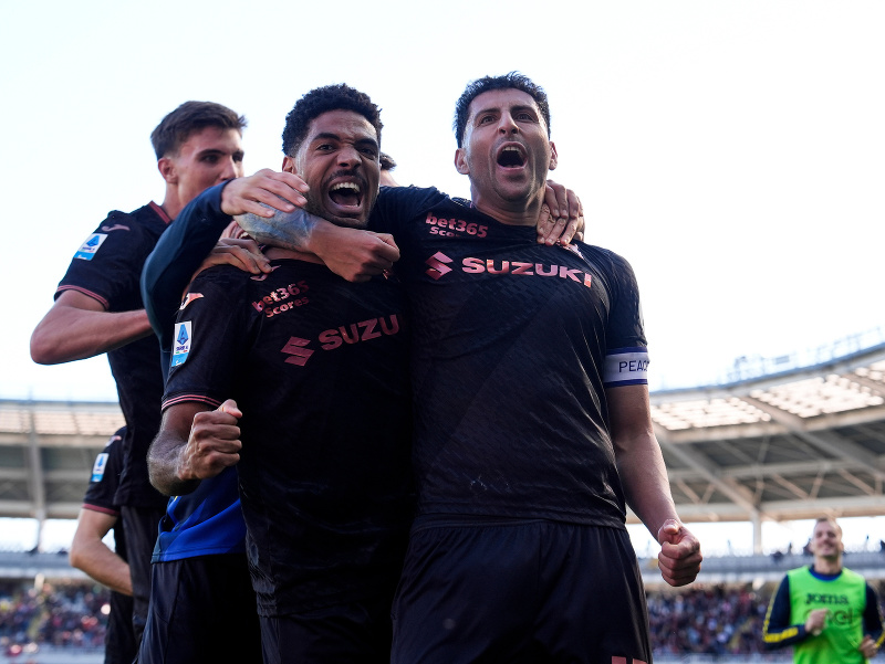 Oslavujúci Guillermo Maripán a gólové oslavy futbalistov FC Turín