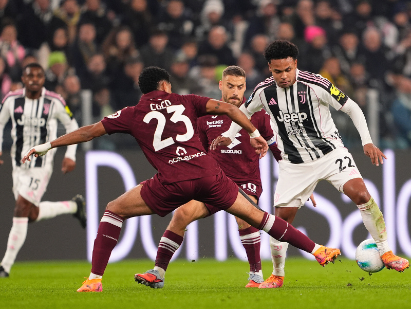 Weston McKennie (vpravo) a Saul Coco počas zápasu