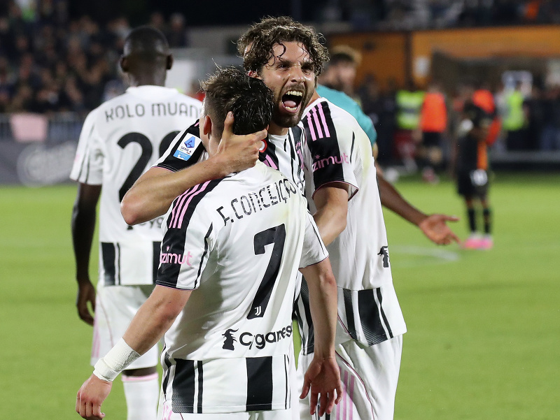 Radujúci sa hráči Juventusu, tvárou do kamery Manuel Locatelli