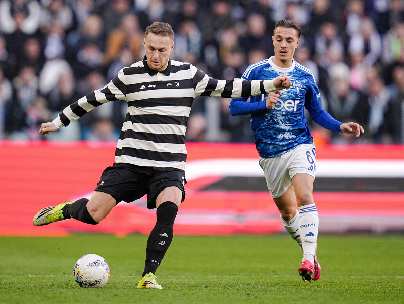 Teun Koopmeiner (s loptou) a Maxence Caqueret  