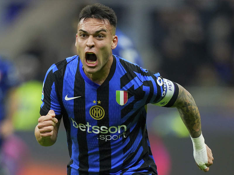 Lautaro Martínez oslavuje prvý gól v zápase proti Fiorentine
