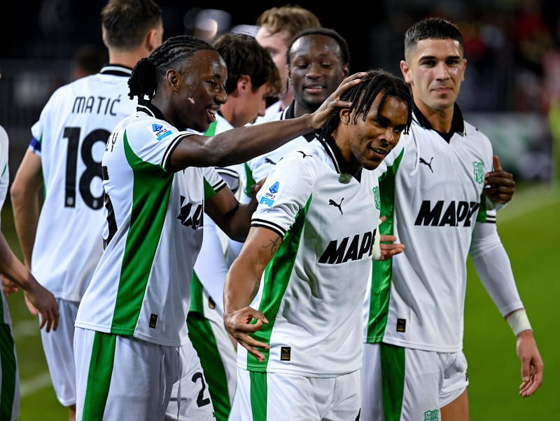 Hráč tímu Sassuolo Calcio Gaëtan Laura (druhý sprava) sa raduje so spoluhráčmi po strelení gólu