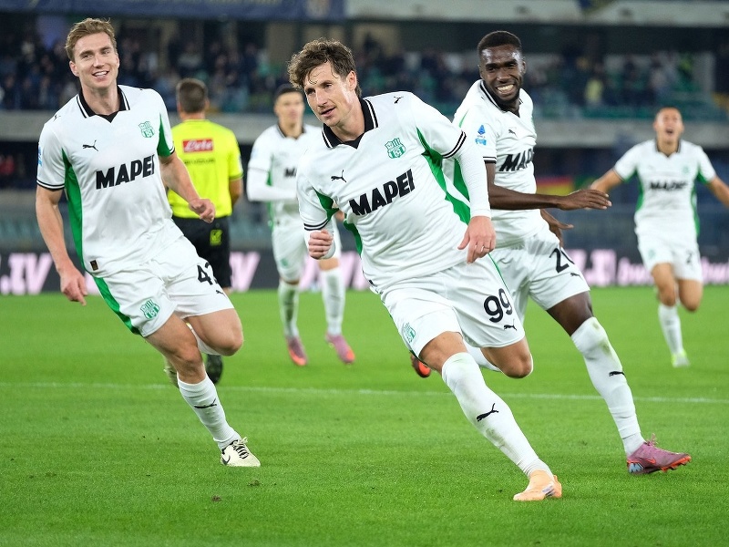Andrea Pinamonti oslavuje gól Sassuola