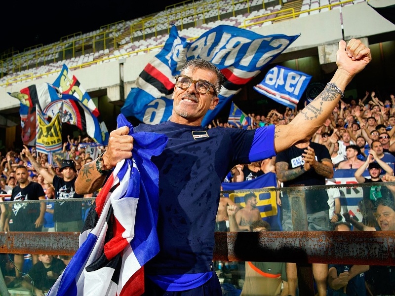 Tréner Sampdorie Alberico Evani oslavuje udržanie klubu v Serie B