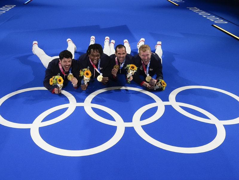 Francúzski šermiari pózujú so zlatými medailami po triumfe vo fleurete družstiev na OH2020 v Tokiu