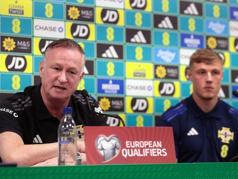 Tréner Severného Írska Michael O'Neill a futbalista Daniel Ballard