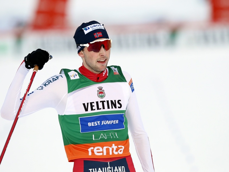 Nórsky združenár Jarl Magnus Riiber zvíťazil v nedeľnej individuálnej súťaži Svetového pohára