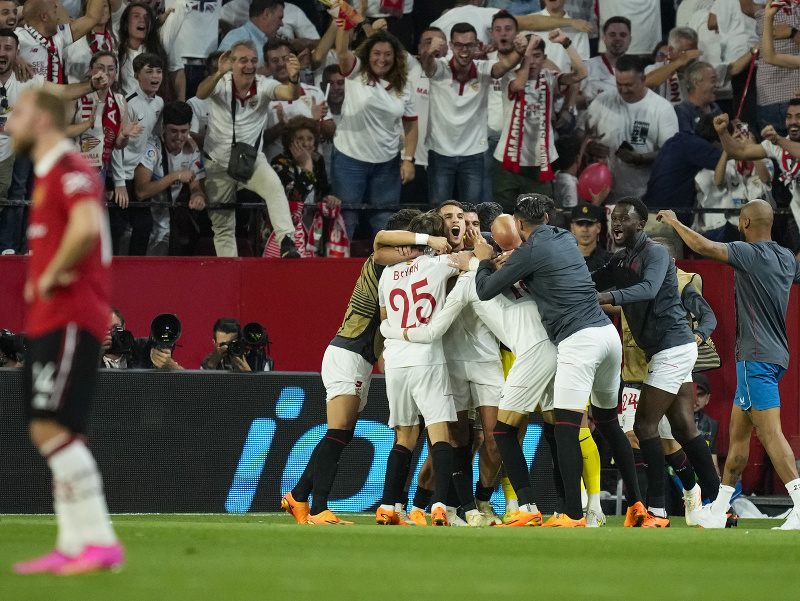 Sevilla oslavuje gól do siete Manchestru United