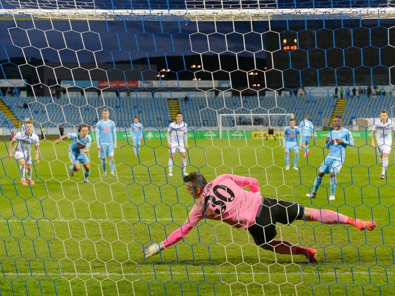 Seydouba Soumah (Slovan) strieľa gól z penalty