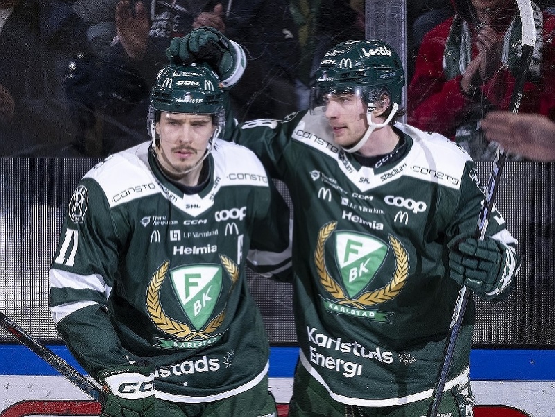 Joakim Nygĺrd (vľavo) a Marián Studenič oslavujú gól
