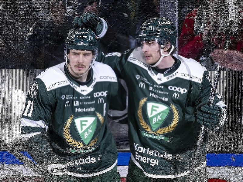 Joakim Nygård (vľavo) a Marián Studenič oslavujú gól

