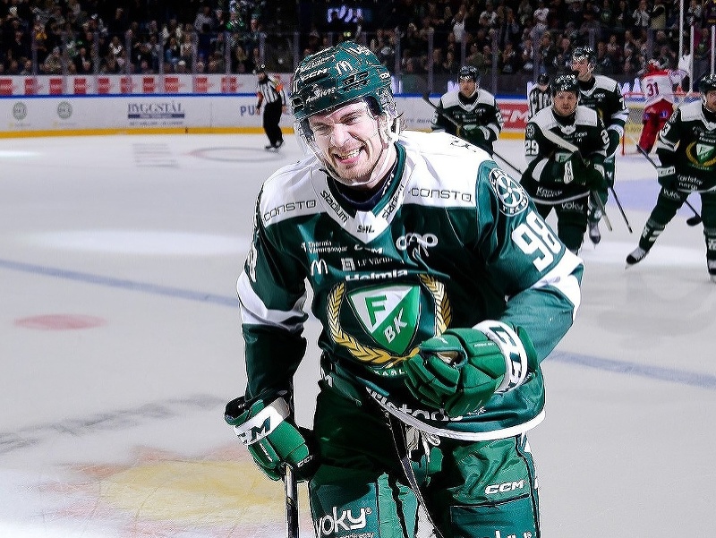 Marián Studenič oslavuje gól v drese Färjestadu