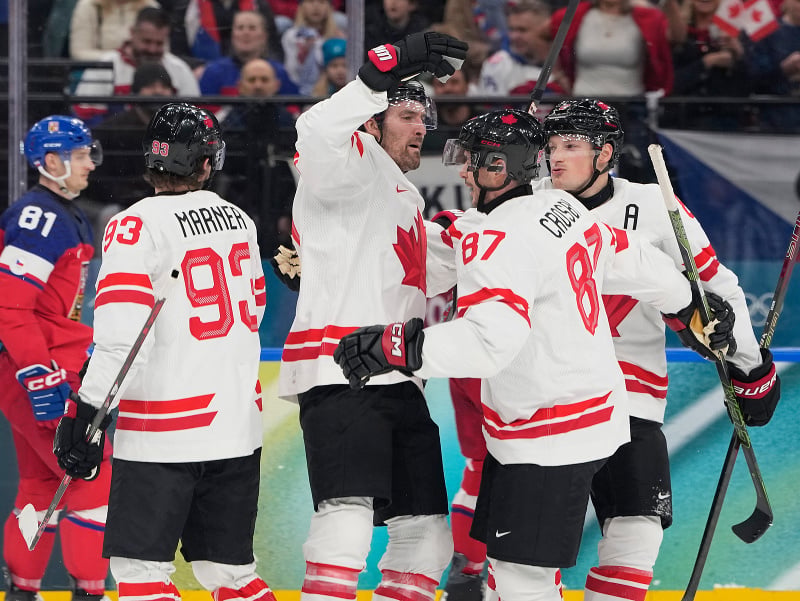 Mark Stone, Sidney Crosby a Cale Makar oslavujú gól