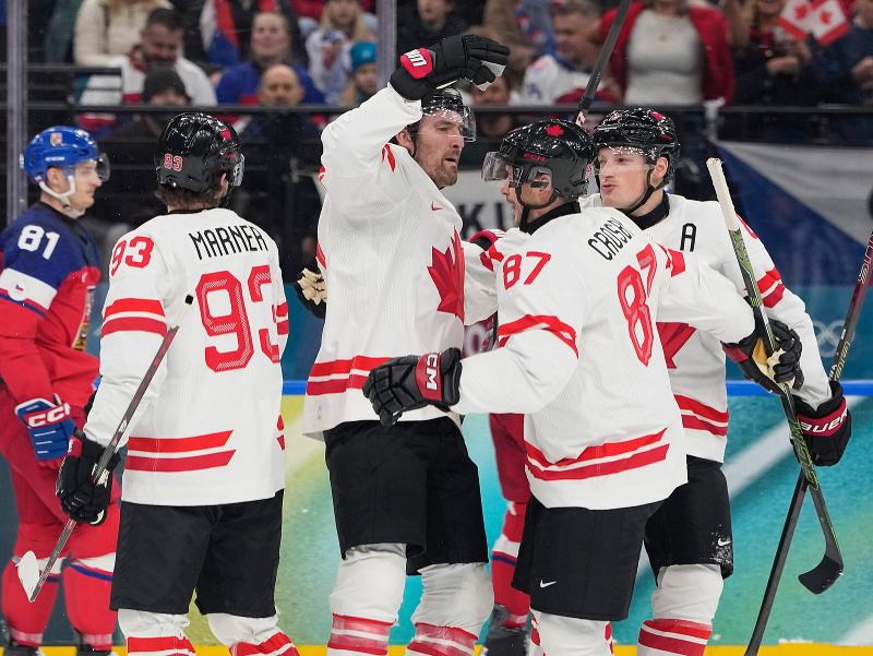 Mark Stone, Sidney Crosby a Cale Makar oslavujú gól