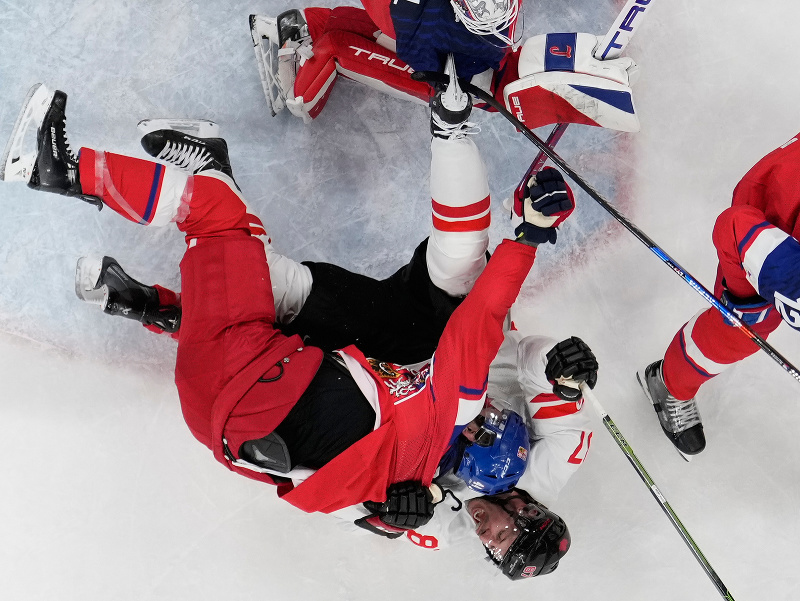 Sindey Crosby (87) a český hokejista Jan Rutta (44) v tvrdom súboji