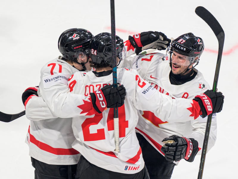 Na snímke zľava Macklin Celebrini, Dylan Cozens a Sidney Crosby sa tešia z gólu Kanady do siete Slovenska
