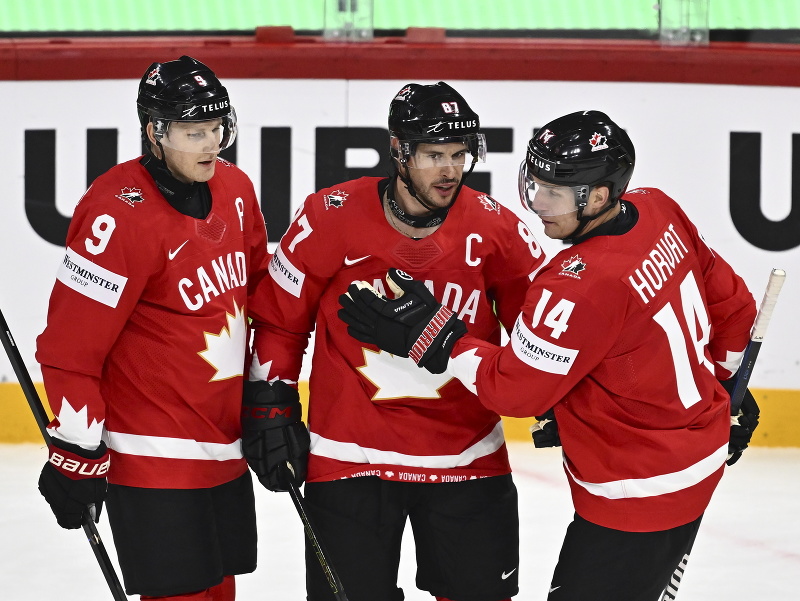 Kanadský hráč Sidney Crosby (uprostred) oslavuje so spoluhráčmi Nateom MacKinnonom (vľavo) a Bo Horvatom po tom, ako skóroval 