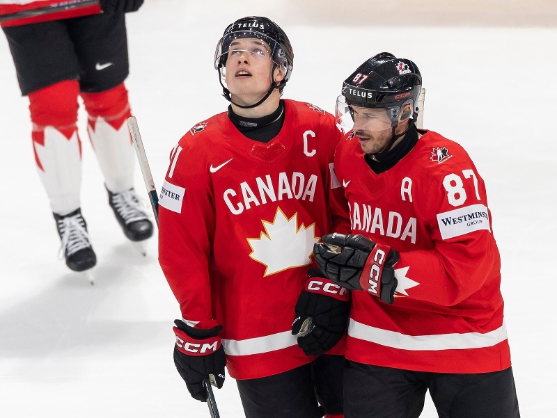 Macklin Celebrini (vľavo) a Sidney Crosby sa rozprávajú počas zápasu