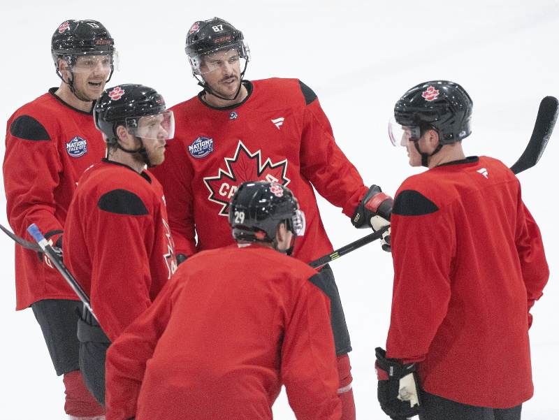 Zľava kanadskí hokejisti Connor McDavid, Sam Reinhart, Sidney Crosby, Cale Makar a Nathan MacKinnon počas tréningu