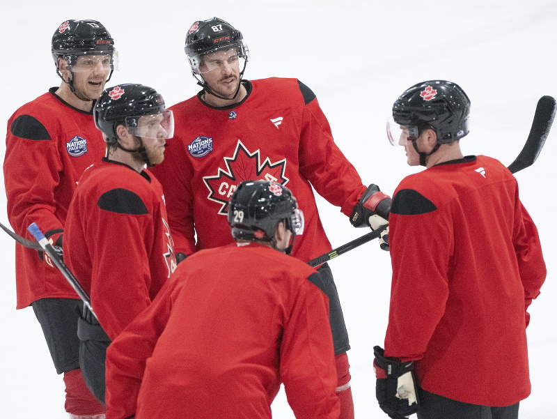 Zľava kanadskí hokejisti Connor McDavid, Sam Reinhart, Sidney Crosby, Cale Makar a Nathan MacKinnon počas tréningu