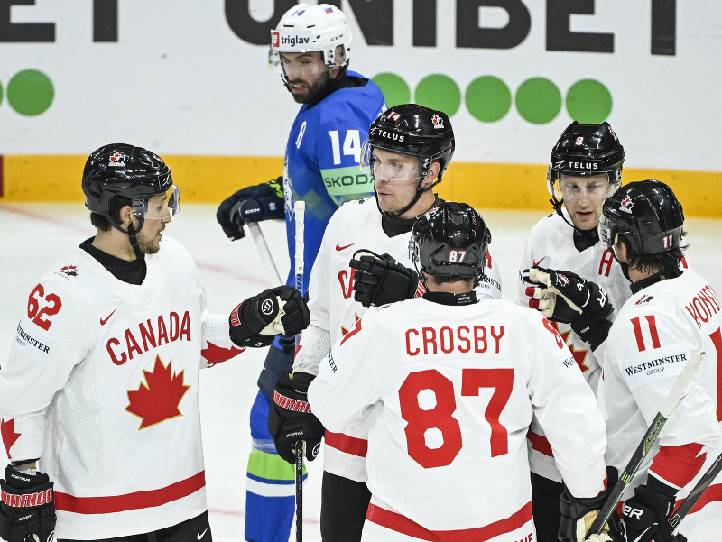 Hráči Kanady oslavujú gól, v strede je Sidney Crosby (číslo 87)