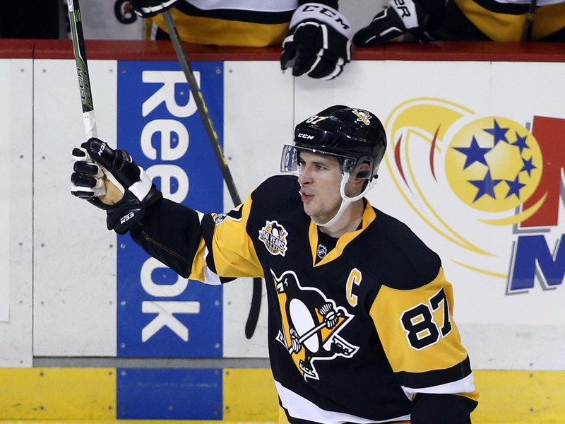 Sidney Crosby sa teší z tisíceho bodu v kariére.