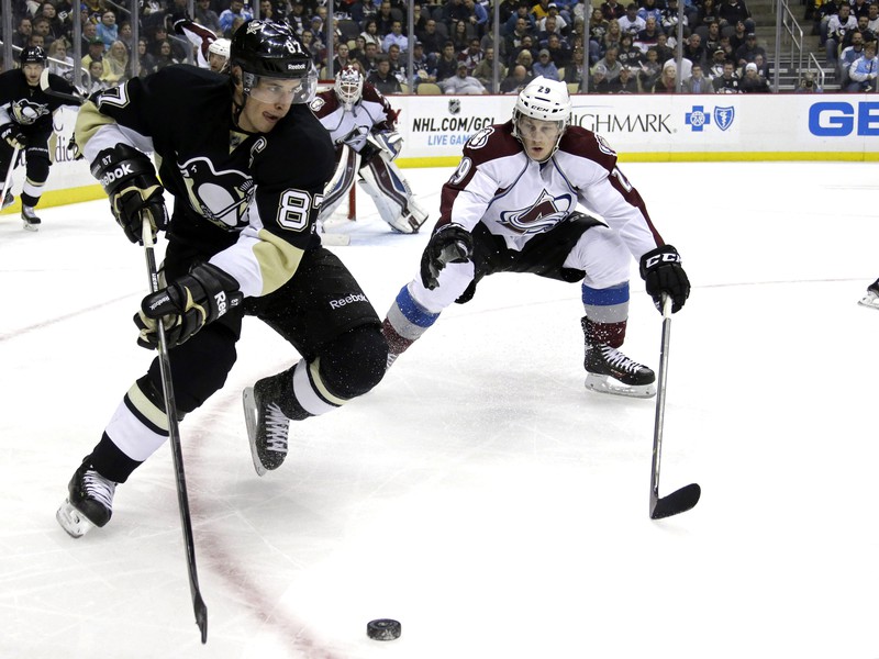 Talentovaný Sidney Crosby v zápase protio Pittsburghu opäť ukázal svoje hokejové nadanie.
