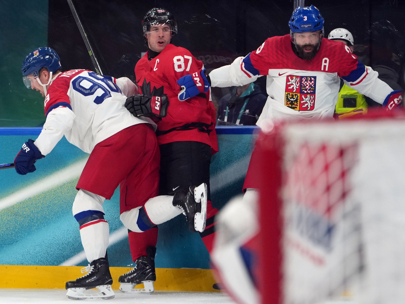Kanaďan Sidney Crosby (87) narazený na mantinely Čechmi Martinom Nečasom (98) a Radkom Gudasom (3).