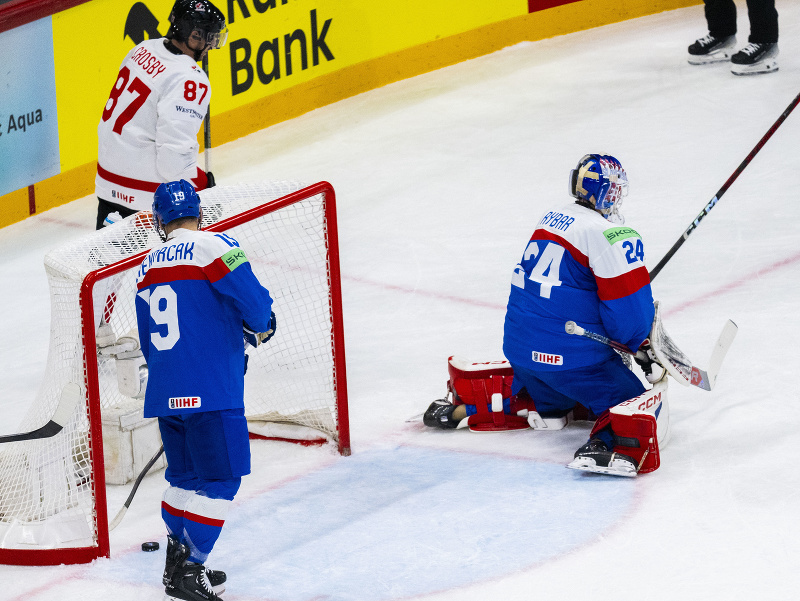 Na snímke zľava Sidney Crosby (Kanada), Patrik Hrehorčák (Slovensko) a slovenský brankár Patrik Rybár po góle 