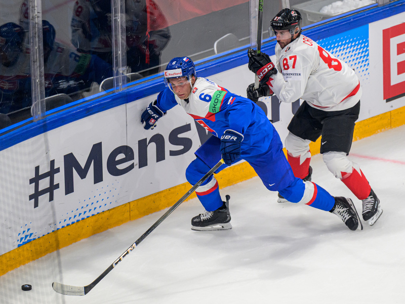 Na snímke zľava Jozef Viliam Kmec (Slovensko) a Sidney Crosby (Kanada) v súboji o puk